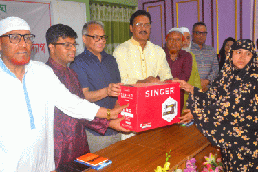 বগুড়ায় বসুন্ধরা শুভসংঘের সেলাই মেশিন বিতরণ