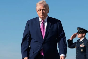 ট্রাম্প বলছেন ইরান ধ্বংস, গোয়েন্দারা বলছে উল্টো গল্প