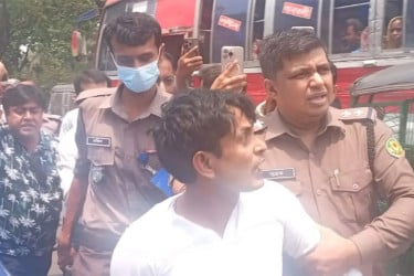 রাশেদ প্রধানের মন্তব্যে তার বাসার সামনে উত্তেজনা, পুলিশ হেফাজতে পিএস