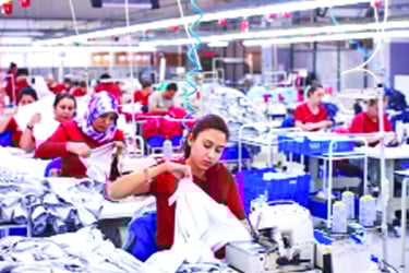 পোশাক রপ্তানিতে পিছিয়ে পড়ছে বাংলাদেশ
