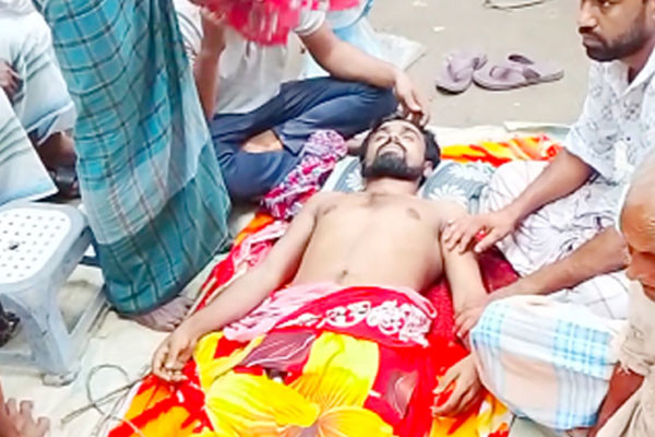 সাপের কামড়ে যুবকের মৃত্যু, জীবিত করতে ঝাড়ফুঁক