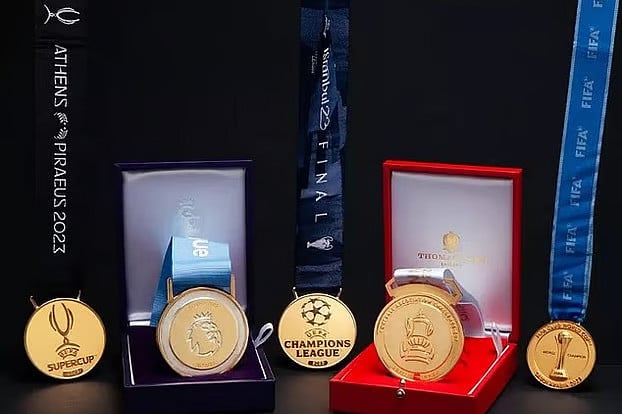 সিটির ট্রেবল জেতা মৌসুমের সব পদক নিলামে