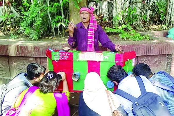 গ্রামবাংলার ঐতিহ্য ‘বায়োস্কোপ’ বিলুপ্তপ্রায়
