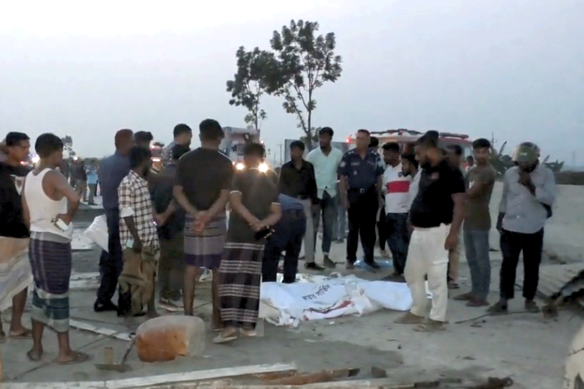 কাজ চলাকালে শ্রমিকদের ওপর উঠে গেল ট্রাক, নিহত ২