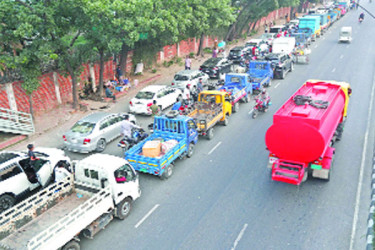 তেলের লাইনেই ঘুম খাওয়া