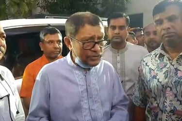 বেগম খালেদা জিয়ার গৃহকর্মী ফাতেমার ভাতিজিকে দেখতে হাসপাতালে স্বাস্থ্যমন্ত্রী