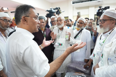 হজ ক্যাম্পে গিয়ে হজযাত্রীদের খোঁজখবর নিলেন প্রধানমন্ত্রী