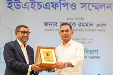 ‘মন্ত্রী সাহেব প্রশংসা একটু কম কইরেন’, স্বাস্থ্যমন্ত্রীকে প্রধানমন্ত্রী