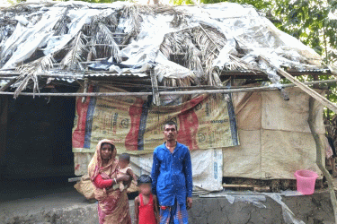 বৃষ্টি এলেই হাঁড়ি-পাতিল পেতে পানি ঠেকান নির্মল