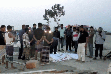 কাজ চলাকালে শ্রমিকদের ওপর উঠে গেল ট্রাক, নিহত ২