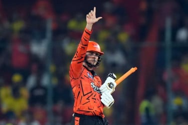 নিজের রেকর্ড ভেঙে অভিষেকের ১৫ বলে ফিফটি