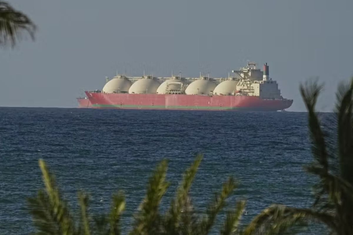 হরমুজ দিয়েই বিশ্বের শ্বাসরোধ করছে ইরান?