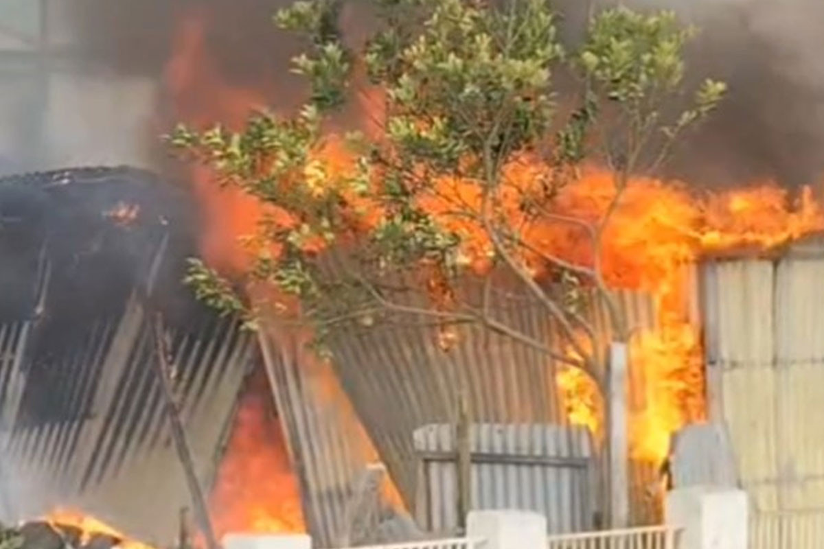 সিরাজগঞ্জে আগুনে ৪ বসতবাড়ি পুড়ে ছাই