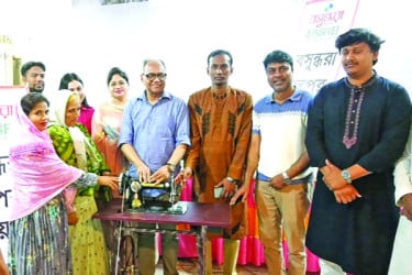সিরাজগঞ্জে বিনামূল্যে সেলাই মেশিন প্রদান
