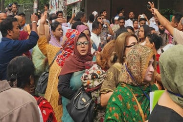 গভীর রাতেও সংরক্ষিত নারী আসনের মনোনয়ন প্রত্যাশীদের সাক্ষাৎকার