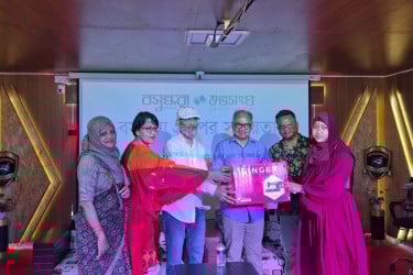 উল্লাপাড়ায় বসুন্ধরা শুভসংঘের সেলাই মেশিন বিতরণে বদলে যাচ্ছে ১৫ পরিবারের জীবন