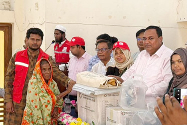 আদিতমারীতে ঝড়ে ক্ষতিগ্রস্তদের মাঝে খাবার বিতরণ