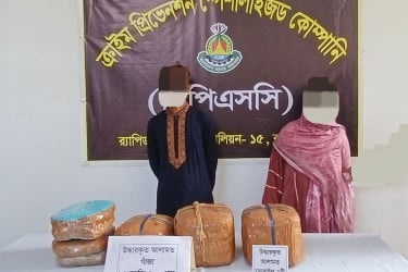 কক্সবাজারে যাত্রীবাহী বাসে তল্লাশি, গাঁজাসহ স্বামী-স্ত্রী গ্রেফতার