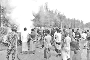 মেরিন ড্রাইভে গাড়িতে আগুন  অল্পের জন্য রক্ষা যাত্রীদের
