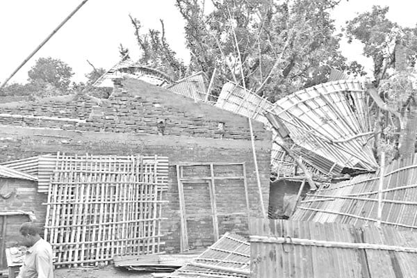 কালবৈশাখিতে লন্ডভন্ড বাড়িঘর