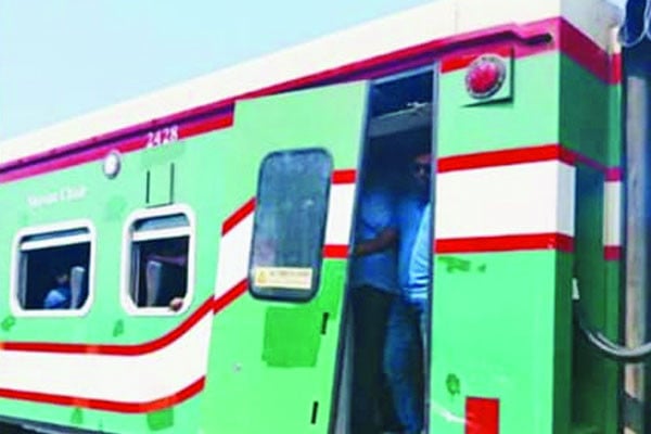 ট্রাকের ধাক্কায় খুলে পড়ল ট্রেনের দরজা