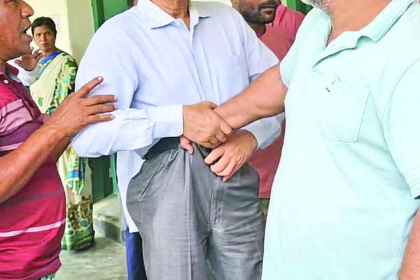 টেনেহিঁচড়ে কলেজ থেকে বের করে দেওয়া হলো অধ্যক্ষকে