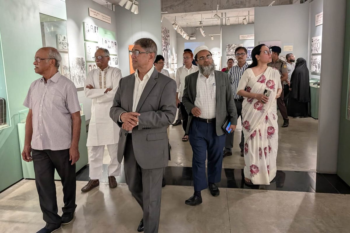 মুক্তিযুদ্ধ জাদুঘর পরিদর্শন করলেন মন্ত্রী আহমেদ আযম খান