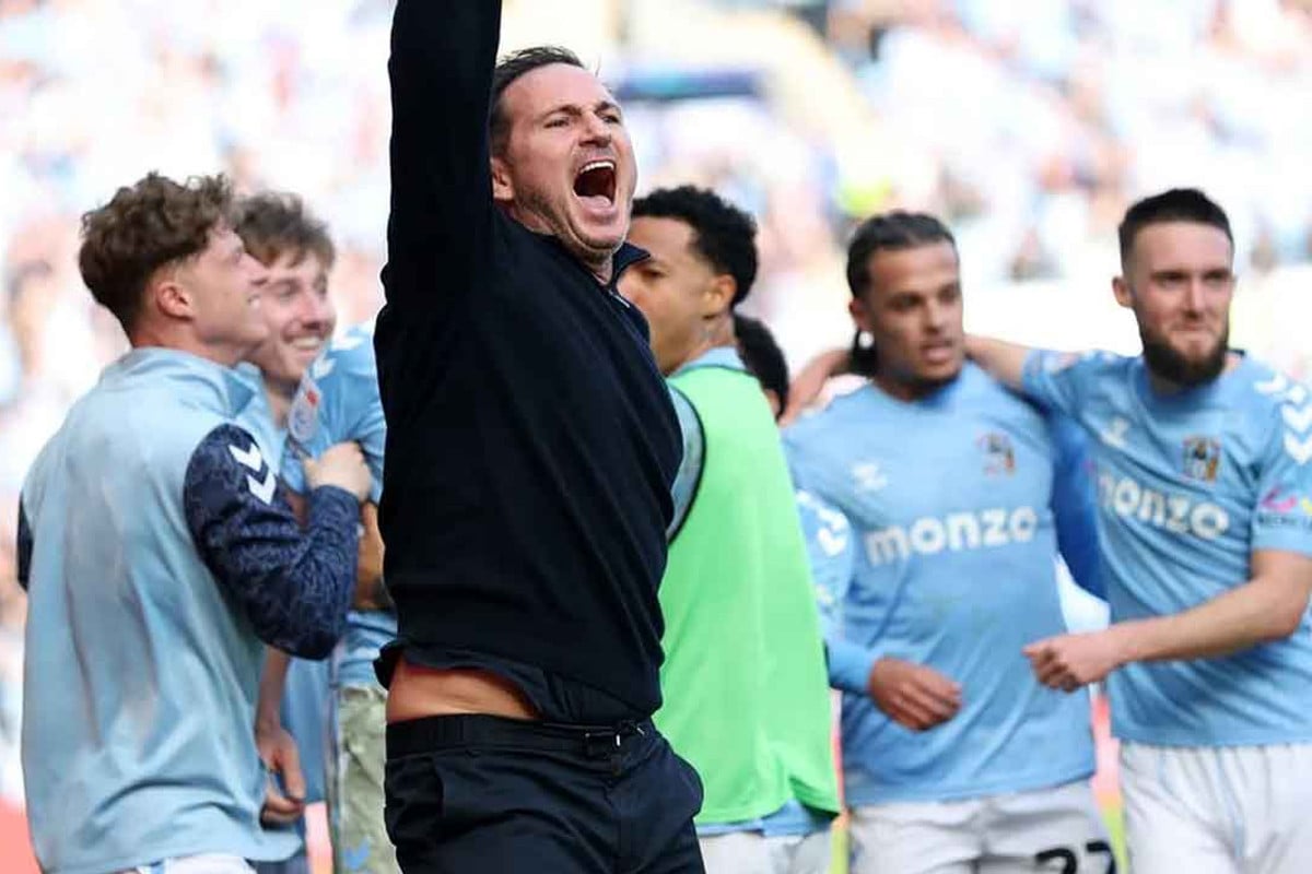 কভেন্ট্রিকে ইপিএলে ফিরিয়ে বর্ষসেরার পুরস্কার জিতলেন ল্যাম্পার্ড