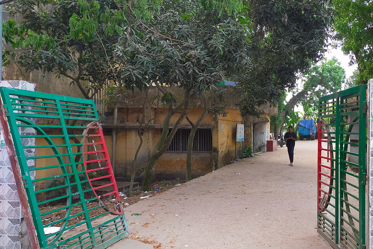 গৃহবধূ ধর্ষণ; শিক্ষার্থীদের বিক্ষোভে ভেঙে পড়ে থানা ফটক