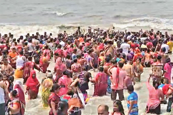 পুণ্যস্নানে ভক্তের ঢল