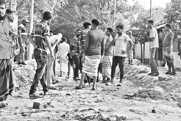 রাস্তা নির্মাণে নিম্নমানের উপকরণ, কাজ বন্ধ