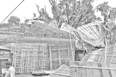 কালবৈশাখিতে লন্ডভন্ড বাড়িঘর