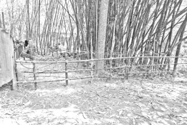 বেড়ায় অবরুদ্ধ ৩০ পরিবার