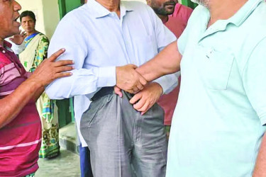 টেনেহিঁচড়ে কলেজ থেকে বের করে দেওয়া হলো অধ্যক্ষকে