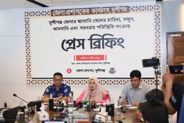 মুন্সীগঞ্জে চাহিদার তুলনায় যথেষ্ট পরিমাণ তেল মজুত রয়েছে : ডিসি