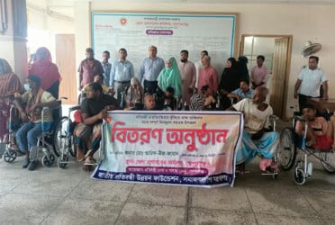 গোপালগঞ্জে ১৭ প্রতিবন্ধী পেলেন হুইল চেয়ার