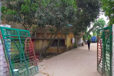 গৃহবধূ ধর্ষণ; শিক্ষার্থীদের বিক্ষোভে ভেঙে পড়ে থানা ফটক