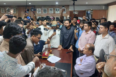 ঢাবিতে সিট সংকট নিয়ে বিক্ষোভ, ডাকসুর ৭ দিনের আল্টিমেটাম