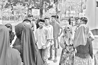 পরীক্ষার আগের দিনও প্রবেশপত্র পায়নি শিক্ষার্থীরা