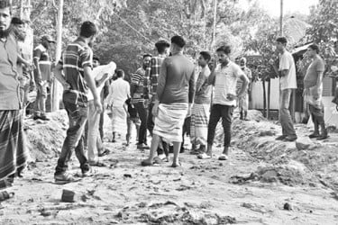 রাস্তা নির্মাণে নিম্নমানের উপকরণ, কাজ বন্ধ