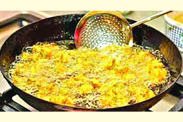 রান্নায় পোড়া তেলের ব্যবহার বন্ধ চায় বিএফএসএ