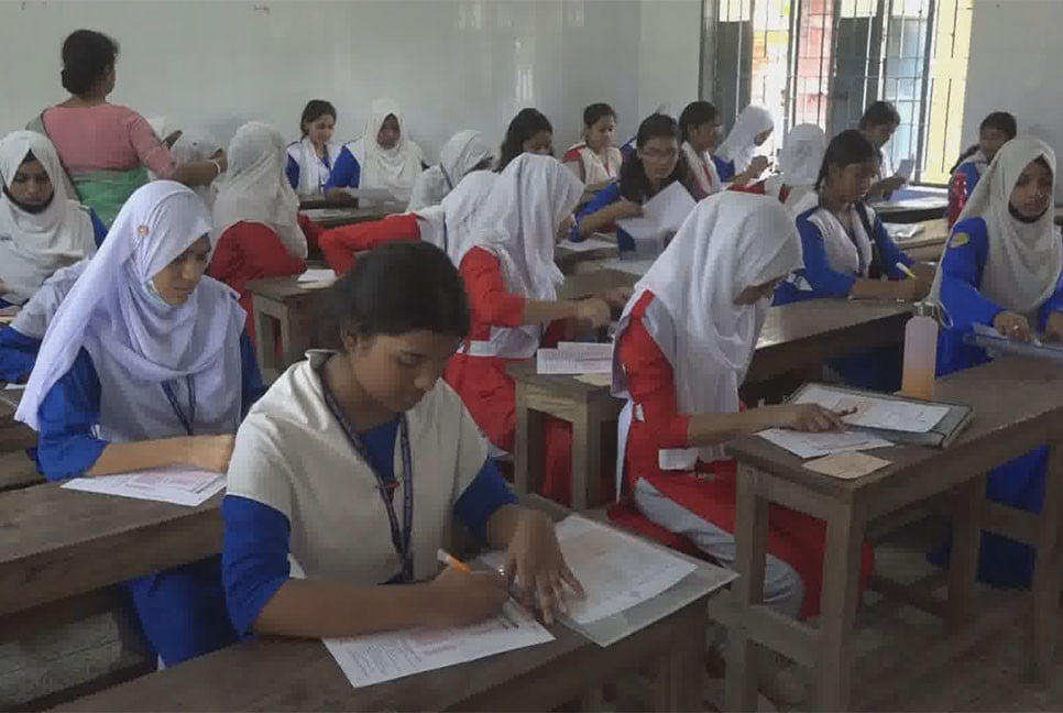 যশোরে সুষ্ঠুভাবে চলছে এসএসসি পরীক্ষা