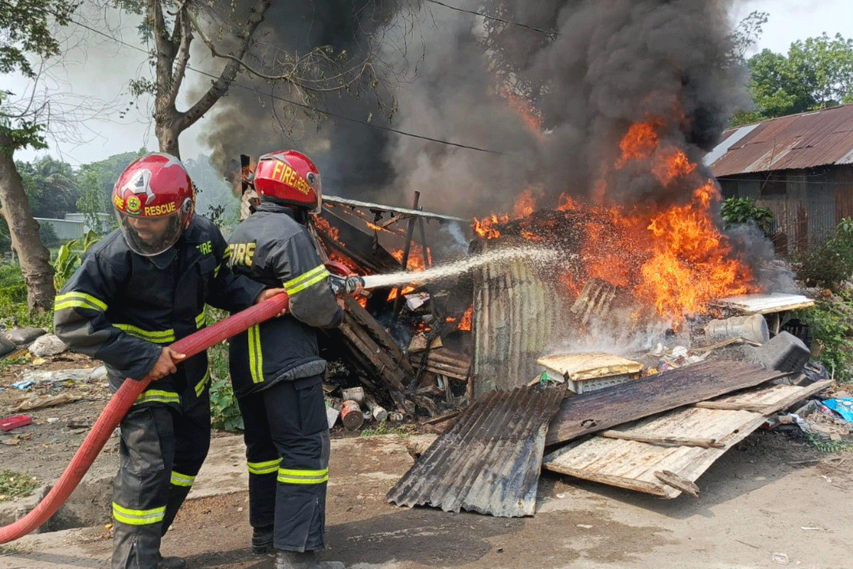 মুন্সীগঞ্জে আগুনে পুড়ল ভাঙারির দোকান
