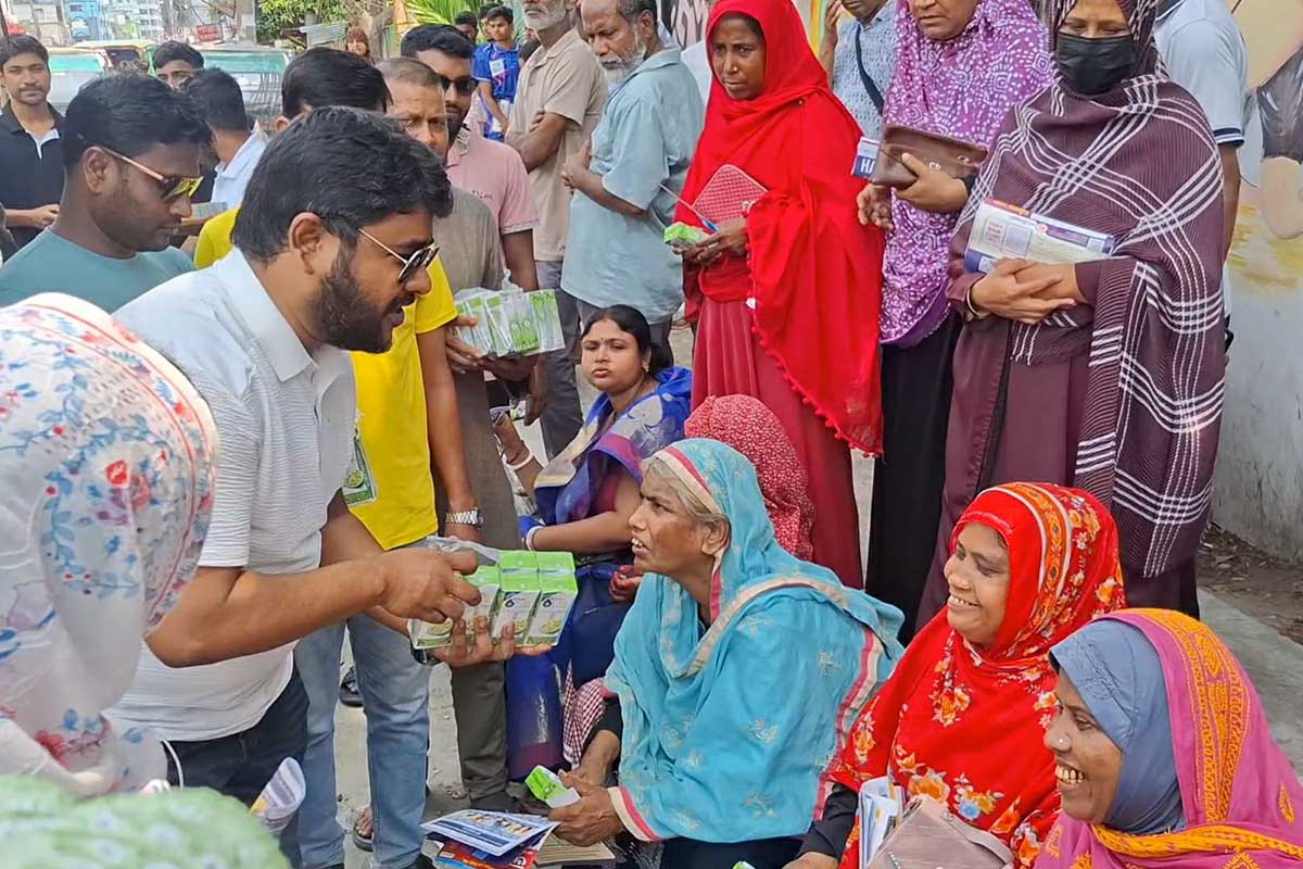 জয়পুরহাটে এসএসসি পরীক্ষার্থী-অভিভাবককে পানি ও স্যালাইন দিল যুবদল