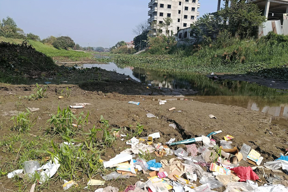 ড্রেজিংয়ের অভাব ও দূষণে মৃতপ্রায় ঢোলভাঙ্গা নদী