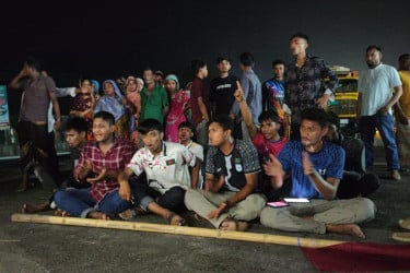 পরীক্ষার আগের রাতে প্রবেশপত্র না পেয়ে মহাসড়ক অবরোধ শিক্ষার্থীদের, পরে প্রত্যাহার