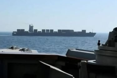 বাইরে কঠোরতা দেখালেও যুক্তরাষ্ট্র-ইরান কেউই যুদ্ধে ফিরতে চায় না