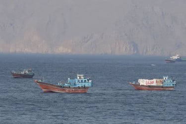 যুক্তরাষ্ট্রের অবরোধেও হরমুজে চলছে ইরানি জাহাজ, খুলছে তেহরানের আকাশপথ