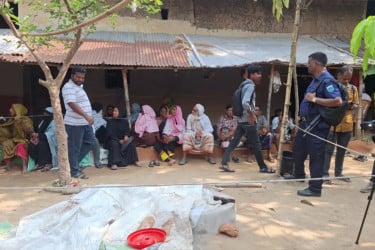 নওগাঁয় একই পরিবারের ৪ জনকে গলাকেটে হত্যা