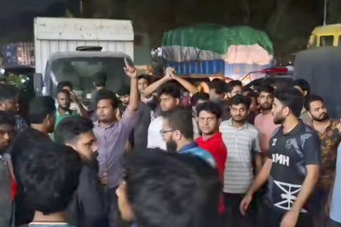 জাবির বাসচালককে মারধর, গভীর রাতে শিক্ষার্থীদের বিক্ষোভ